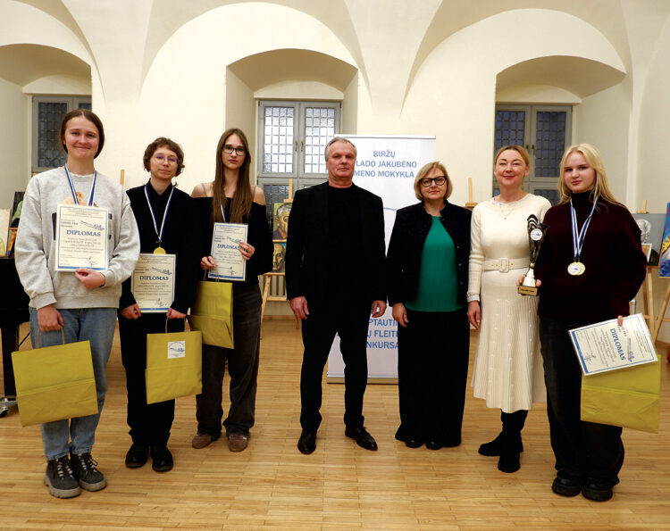Ansamblių B3 kategorijos konkurso didysis prizas iškeliavo į Vilniaus Juozo Tallat-Kelpšos konservatoriją. Laimėtojos su komisijos nariais. Nuotr. Janinos Bagdonienės