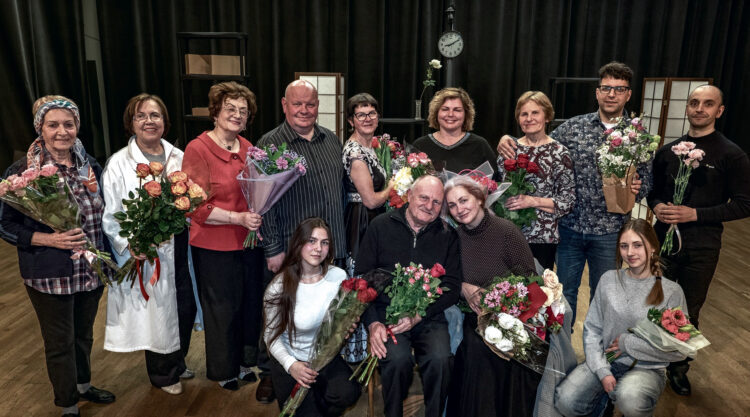 2025-ųjų pavasaris. Boriso Dauguviečio teatro trupė Biržų kultūros centro scenoje po premjerinio spektaklio-dramos pagal V. Delmar „Toliau – tyla“. Režisierė Vita Vorienė – nuotraukos centre stovi su gėlėmis. Nuotr. Boriso Dauguviečio teatro