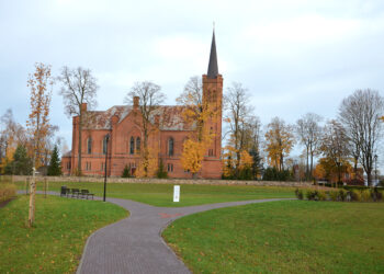 Bažnyčios langus išdaužė mėtydami obuolius
