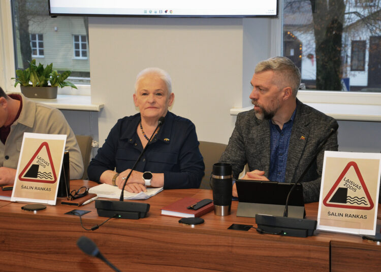 Biržų savivaldybės posėdyje – protesto dėl laisvo žodžio ženklai