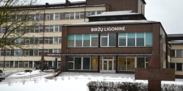 Krytis iš ligoninės ketvirto aukšto lango