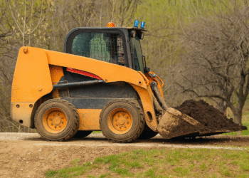 Mažojo ekskavatoriaus valdymas: techniniai niuansai, saugumo reikalavimai ir operatoriaus atsakomybė