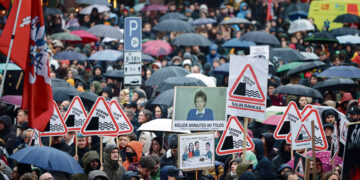 Tūkstančiai žmonių protestavo prieš grėsmę žiniasklaidai
