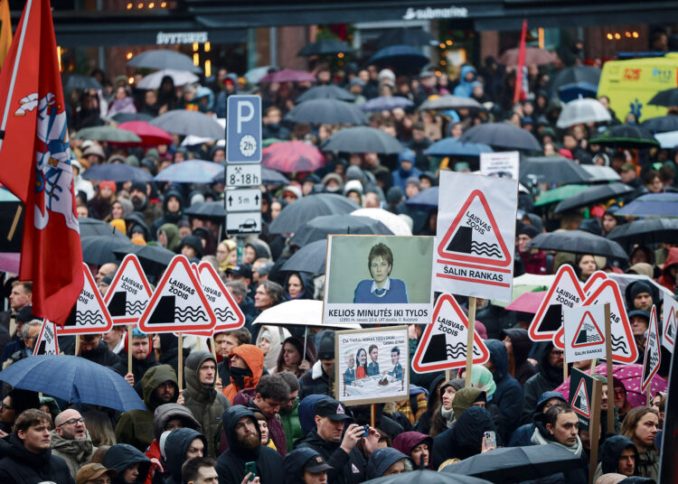 Tūkstančiai žmonių protestavo prieš grėsmę žiniasklaidai