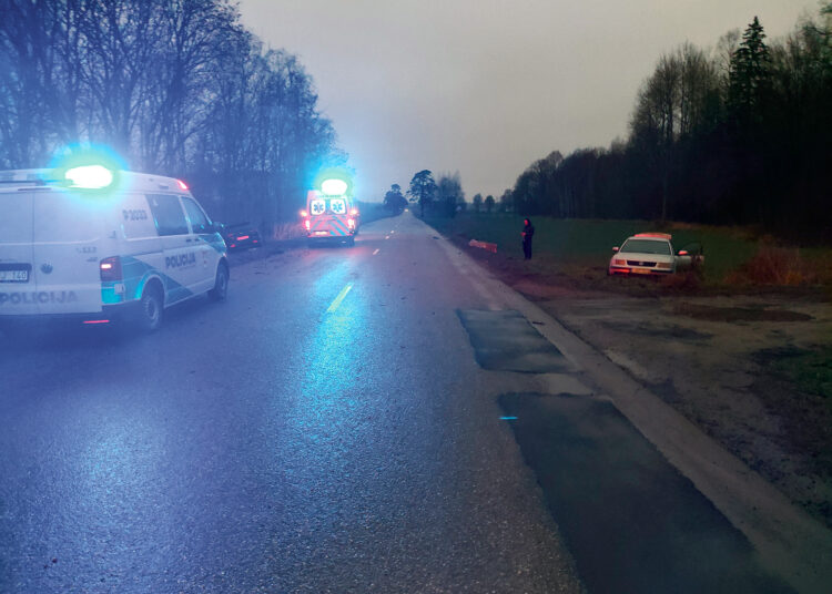 Girtas ir neturintis teisės vairuoti sukėlė avariją