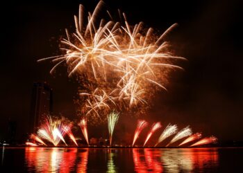 Fejerverkai nuo imperatorių rūmų iki Katedros aikštės