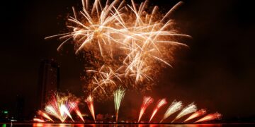 Fejerverkai nuo imperatorių rūmų iki Katedros aikštės