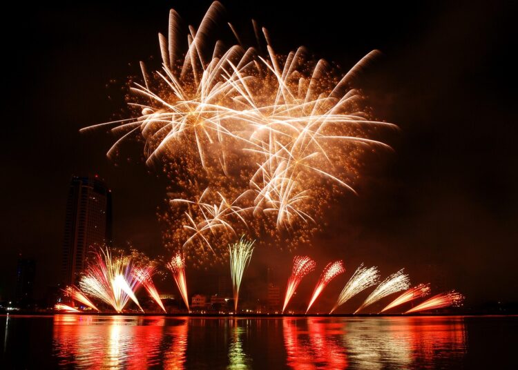 Fejerverkai nuo imperatorių rūmų iki Katedros aikštės