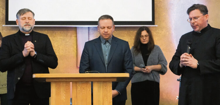 Visi trys kunigai palaimino susirinkusius tikinčiuosius. Nuotr. Stasės Eitavičienės