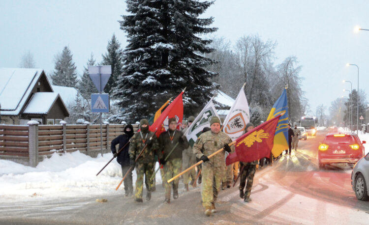 Tradiciškai Pagarbos bėgimo dalyvių koloną su vėliava rankose vedė kapitonas Modestas Lapienis. Nuotr. Petro Gudo