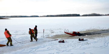 Kaip gelbėti įlūžusį į ledinį vandenį