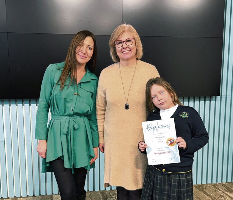 Iš daugiau nei 450 dalyvių 4 vietą pelniusi Kaštonų mokyklos antrokė Klara Ancikytė apdovanojimų renginyje su mama (kairėje) ir konkursą organizavusios Kauno kolegijos atstove. Nuotr. asmeninio albumo