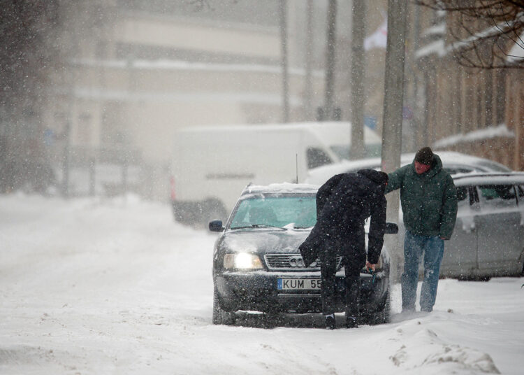 Šalčiai vairuotojams sukėlė rūpesčių