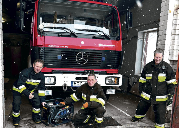 Ugniagesių komandos aprūpintos generatoriais