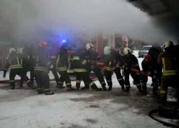 Traukė dūmuose skendėjusį automobilį