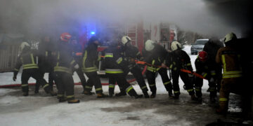 Traukė dūmuose skendėjusį automobilį