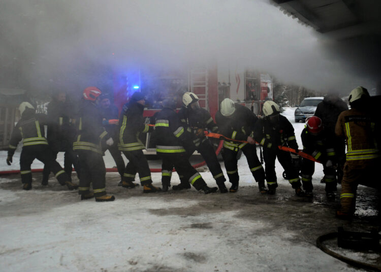 Traukė dūmuose skendėjusį automobilį