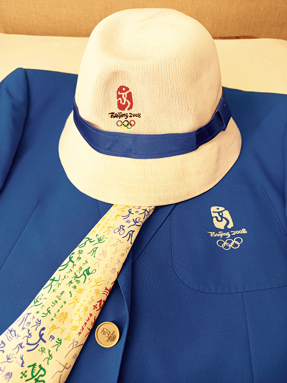 Krepšinio teisėjo Romualdo Brazausko 2008 m. Pekino vasaros olimpinių žaidynių oficiali apranga.