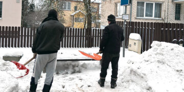 Vaduoja miestą iš sniego