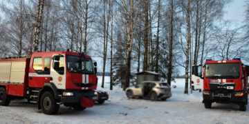 Degė pirtis ir poilsio zona su muzikos instrumentais