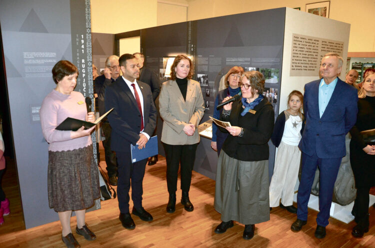 Atnaujintą ir Biržų žydų Holokausto istorija praplėstą ekspoziciją svečiams ir visuomenei pristatė muziejaus direktorė Edita Lansbergienė. Nuotr. Petro Gudo