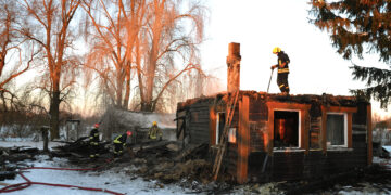 Ugnies liepsnas pastebėjo paryčiais