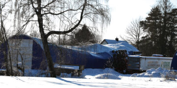 Sniego svorio neatlaikė ūkio angaras