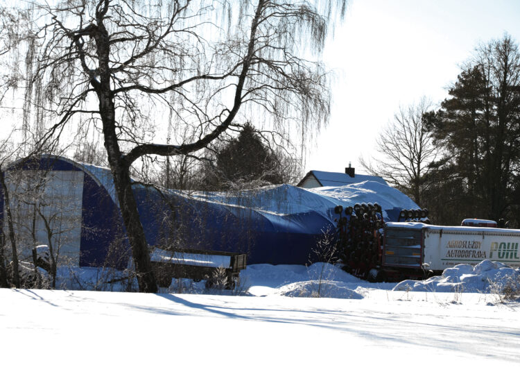 Sniego svorio neatlaikė ūkio angaras