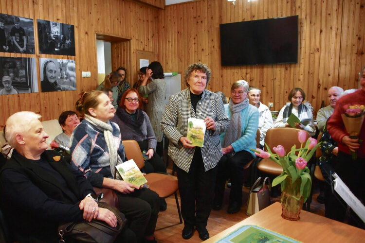 Knygos autorė jos kūrybos ir asmenybės gerbėjų apsuptyje. Nuotr. Vlados Balbierienės