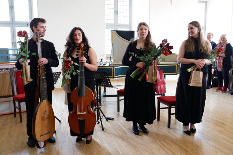 Atlikėjams negailėta aplodismentų ir gėlių. Nuotr. Janinos Bagdonienės