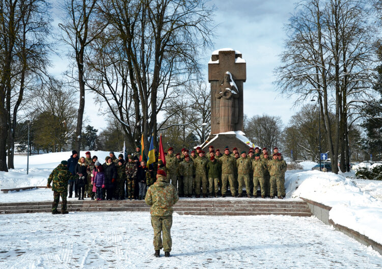 Tradicinė KASP savanorių ir šaulių nuotrauka prie paminklo Žuvusiems už Lietuvos nepriklausomybę. Nuotr. Petro Gudo