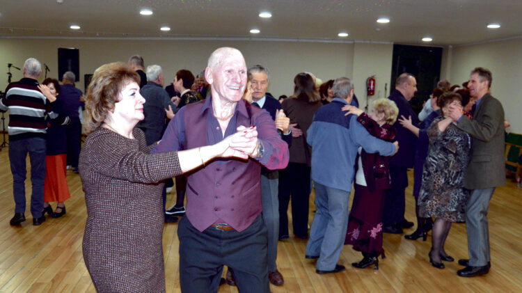 Biržų kultūros centre kas mėnesį vykstančius šokius pamėgo ne tik biržiečių, bet ir kaimyniniuose rajonuose gyvenančių šokėjų poros. Nuotr. Petro Gudo