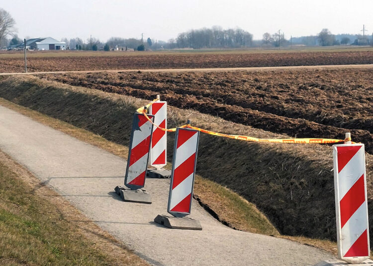 Kad pėstieji ir dviratininkai nenugarmėtų į žemės gelmes