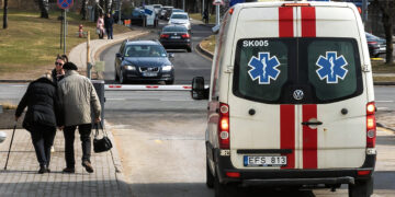 Gimdė greitosios medicinos pagalbos tarnybos automobilyje