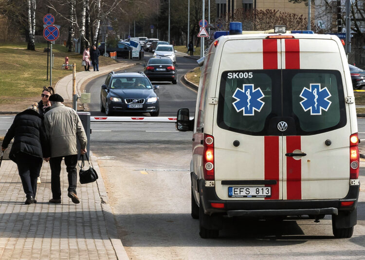 Gimdė greitosios medicinos pagalbos tarnybos automobilyje