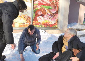 Sniego griūtis vos nepalaidojo praeivės