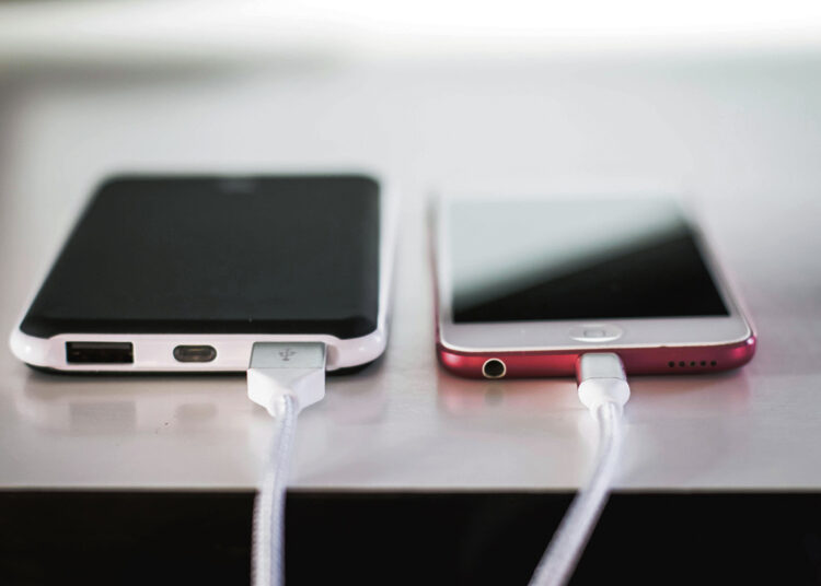 Krovė lempelę – įžiebė ugnelę