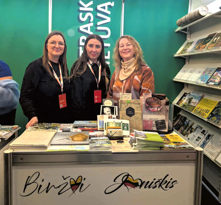 Biržų TVIC turizmo informacinį stendą aplankė ir buvę biržiečiai, tarp kurių - rašytoja Rugilė Audenienė. Nuotr. Biržų TVIC