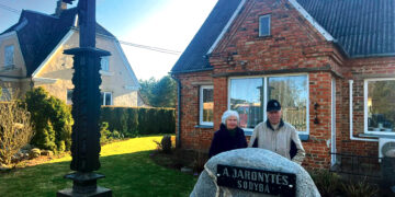 Šalia buvusio liekno toliau sodina gėles