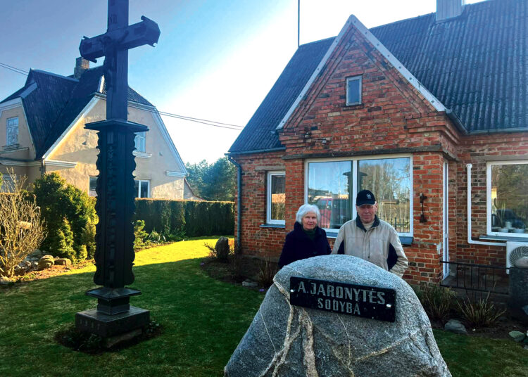 Šalia buvusio liekno toliau sodina gėles
