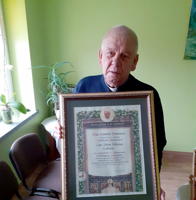 Garbės kan. V. V. Cukuras Panevėžio Šv. Juozapo globos namuose, rankose laikantis jam 2025 m. balandžio 17 d. įteiktą Jo Šventenybės Popiežiaus Pranciškaus (g. 1936) apaštalinį palaiminimą kunigystės 50 metų jubiliejaus proga. 2025 m. lapkričio 8 d. 
Nuotr. E. Timuko