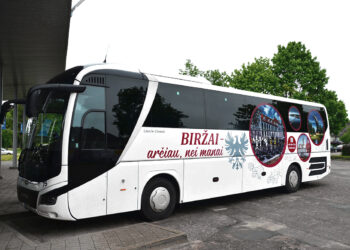 Į Biržus kvies reklama ant tarpmiestinio autobuso