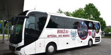 Į Biržus kvies reklama ant tarpmiestinio autobuso
