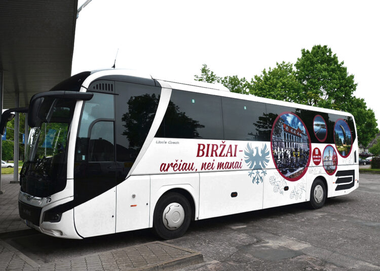 Į Biržus kvies reklama ant tarpmiestinio autobuso