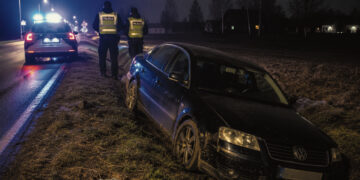 Girtas vairuotojas pabėgo net su antrankiais