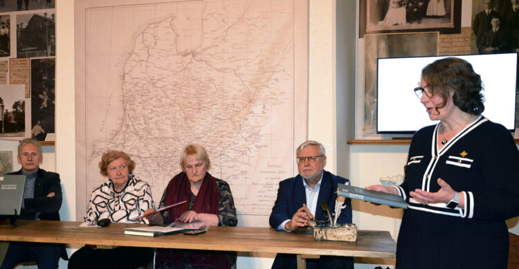 Leidinį pristatę svečiai: istorikas prof. dr. Rimantas Miknys, šio leidinio sudarytoja, redaktorė Asta Miltenytė, Komunikacijos centro „Kalba. Knyga. Kūrėja“ vadovė Lionė Lapinskienė, vyr. tyrėjas prof. dr. Juozas Skirius. Kalba muziejaus „Sėla“ direktorė Edita Lansbergienė. Nuotr. Petro Gudo