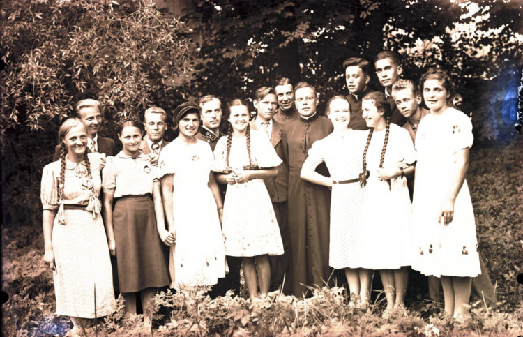 Pabiržės parapijos jaunimas su kun. Bagdonu... Nuotr. Biržų krašto muziejaus „Sėla“