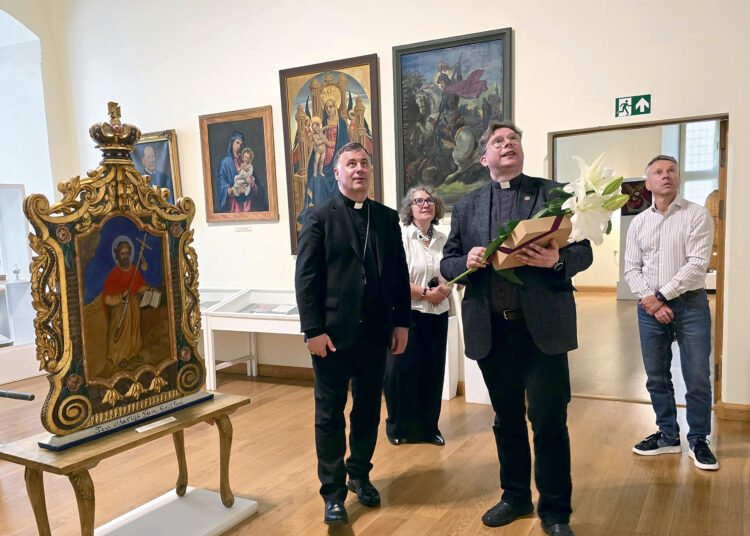 Kardinolas į gimtąjį miestą atvyko su ypatinga dovana