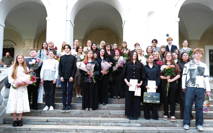 Tradicinė nuotrauka ant Pilies laiptų. Nuotr. Janinos Bagdonienės