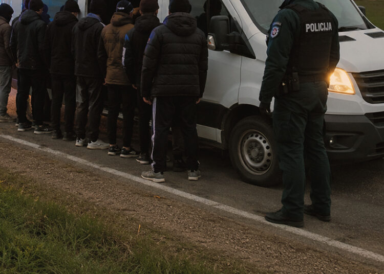Nelegalūs migrantai nebesirenka kelio pėsčiomis